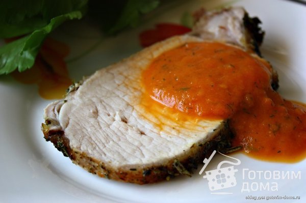 Свиная корейка, запеченная в духовке, с красным соусом фото к рецепту 5
