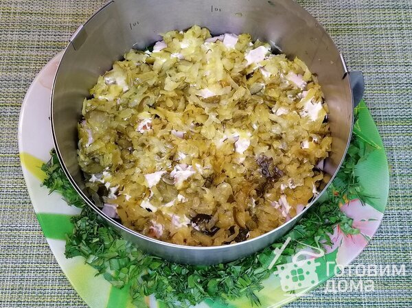Слоеный салат с копченой курицей фото к рецепту 8