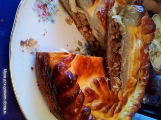 Пирог с квашенной капустой и семгой