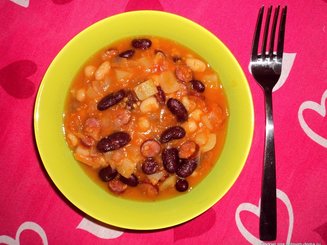 Фасоль с колбасками и овощами по-деревенски