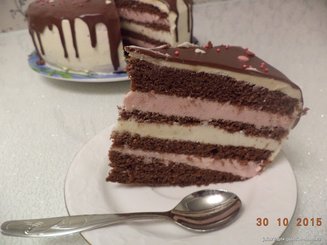   Шоколадный торт с малиновым и лимонным кремом
