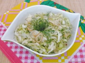 Салат из молодой капусты с жареным луком