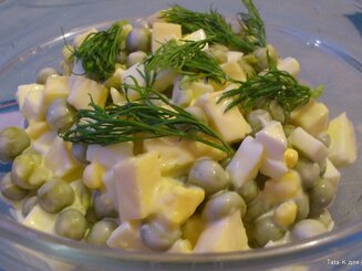 Салат с сыром, горошком и яйцами