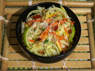 Салат с капустой, курицей и манго по-вьетнамски