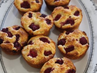 Творожные маффины с кокосом и малиной