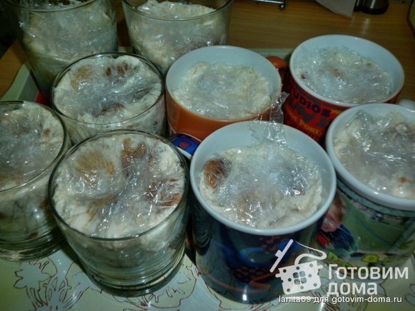 Торт &quot;Пивные кружки с бочкой пива&quot; медовые шарики фото к рецепту 6