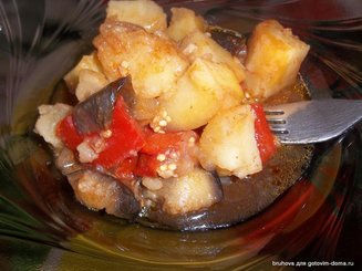 Картофельное рагу с баклажанами и перцем