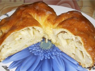 Шведский яблочный пирог с ромовой глазурью