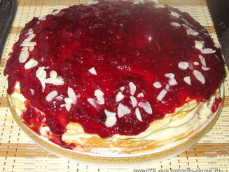 Блинный торт с кремом из маскарпоне и ягодным соусом