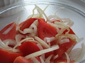 Салат из помидоров с луком