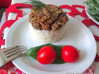 Бефстроганов с маринованными огурцами и каперсами