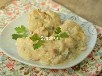 Хек с луком в сметанном соусе