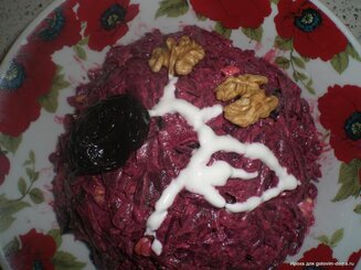 Салат из свеклы, чернослива, грецких орехов