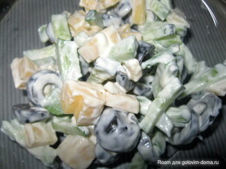 Огуречный салат с маслинами и сыром