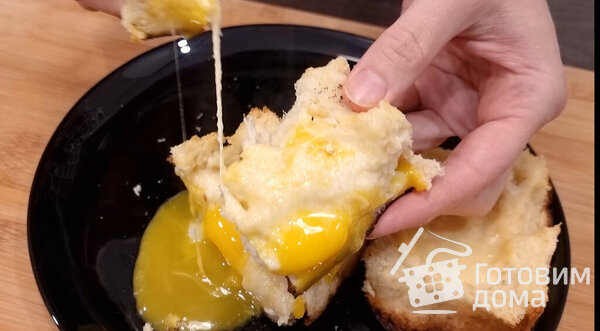 Быстрый завтрак за 5 минут из яиц и пышной булочки фото к рецепту 1