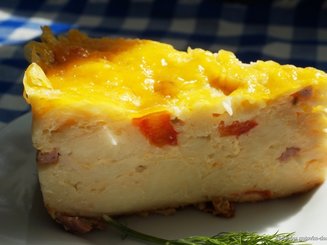 Яично-вермишелевая запеканка с помидорами и ветчиной