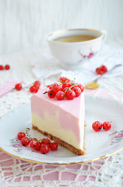 Мраморный торт с красной смородиной и белым шоколадом фото к рецепту 3