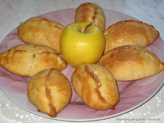 Творожные пирожки с яблоками и изюмом