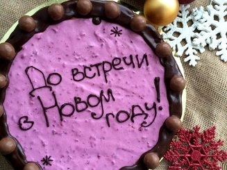 Шоколадный торт с черной смородиной