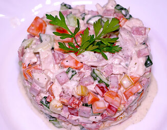 Салат с курицей и маринованным луком