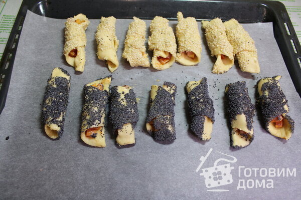 Вкусная выпечка из творога к чаю Рогалики  с салями и сыром фото к рецепту 7