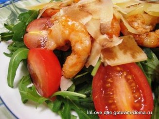 Салат с рукколой, креветками, авокадо и помидорами черри