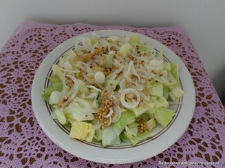 Салат с луком и заправкой из зерновой горчицы