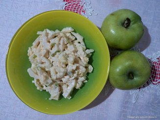 Капустный салат с яблоком и сыром