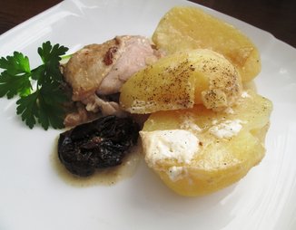 Курица с черносливом и картофелем в сметане