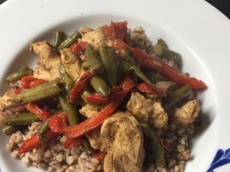 Тёплый салат с курицей, перцем и стручковой фасолью