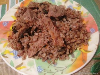 Гречневая каша с говядиной и грибами.