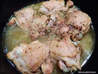 Курица, тушенная с луком