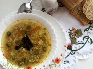 Рассольник с курицей и сыром в горшочке