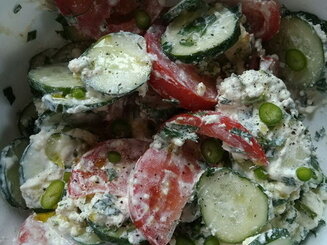 Салат с творогом, помидорами и огурцами