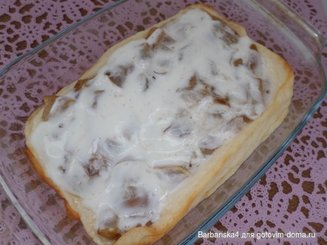 Творожная запеканка с медовыми яблоками под сметаной.