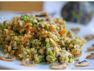 Грибной салат с сыром, морковью и солеными огурцами