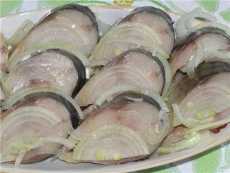 Соленая скумбрия с черносливом