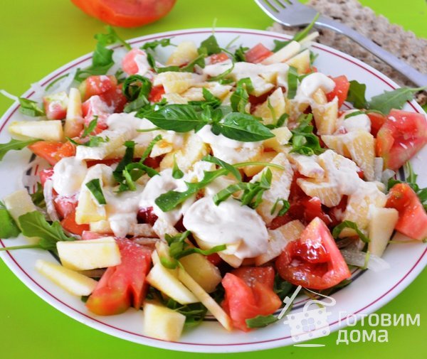 Салат с помидорами и яблоками фото к рецепту 2