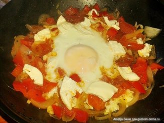 Шакшука со сладким перцем и брынзой