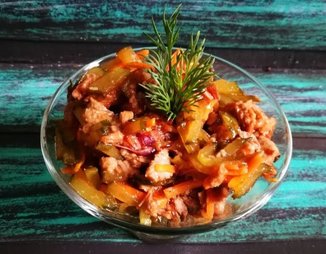 Салат с говядиной и солеными огурцами