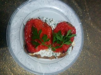 Бутерброды с жареным перцем и сметаной с зеленью