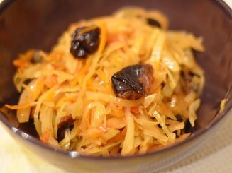 Капуста с черносливом