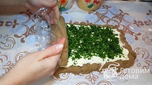 Рулет из печени со сливочным маслом и зеленью фото к рецепту 2
