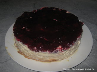 Блинный торт с кремом из маскарпоне и ягодным соусом