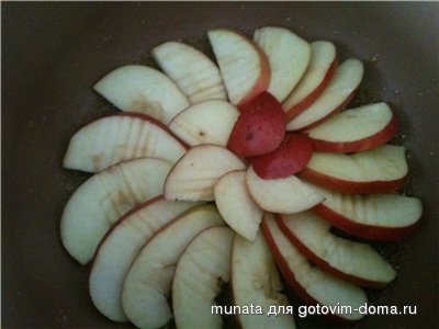 Яблочный пирог с орехами, изюмом и карамелью фото к рецепту 3