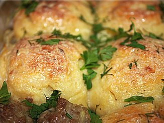 Картофельные шарики с фаршем и томатным соусом