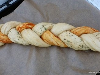 Хлеб с зеленью и красным перцем