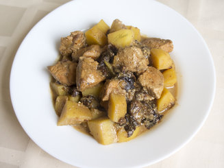 Курица с черносливом и картофелем в сметане