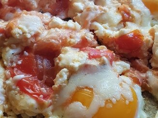 Яичница с помидорами и сыром