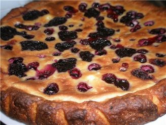 Пирог-сметанник с ягодами